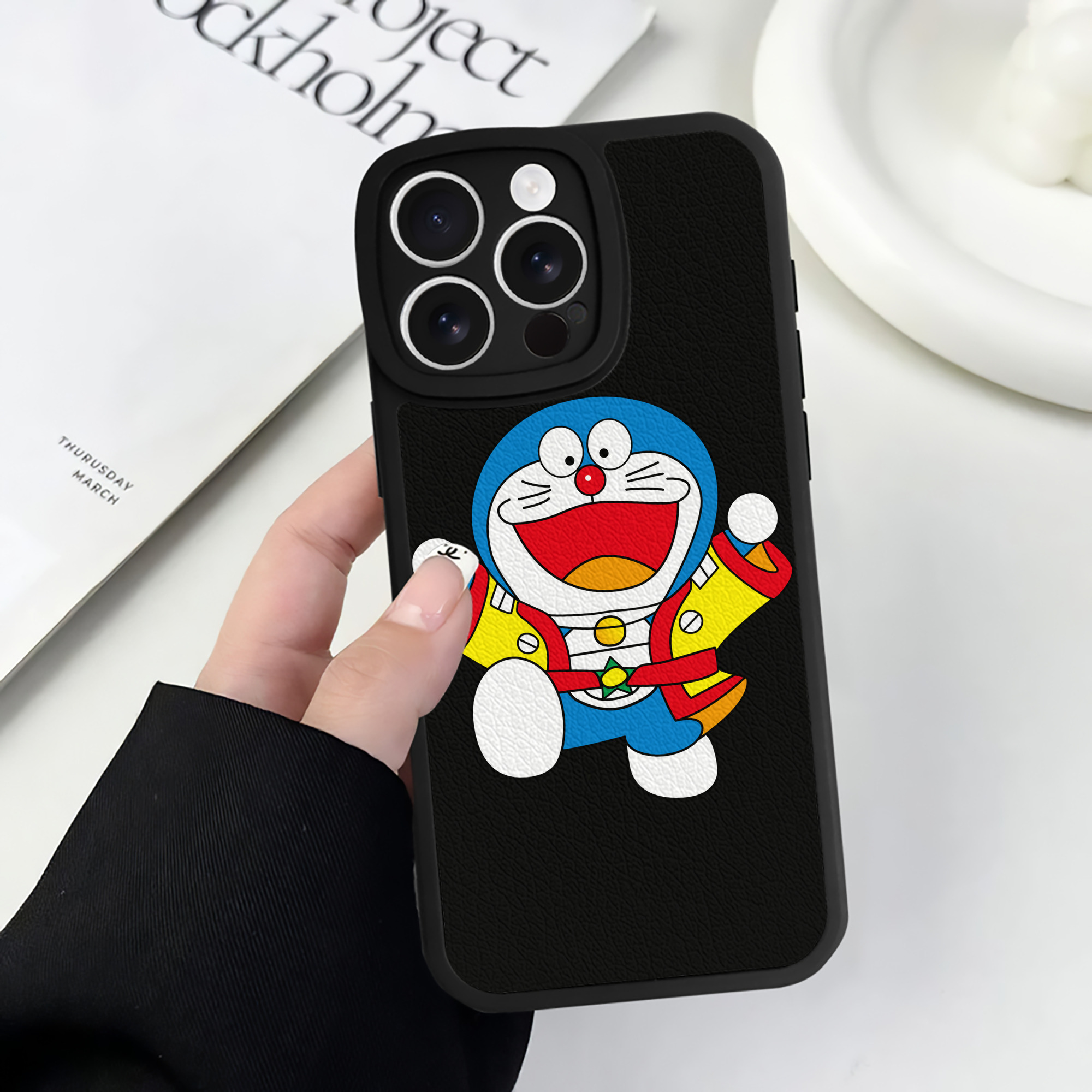（画像用） ドラえもん Doraemon 【iPhone 16シリーズ対応】シリコンスマホケース（レザー調） 材質：シリコン